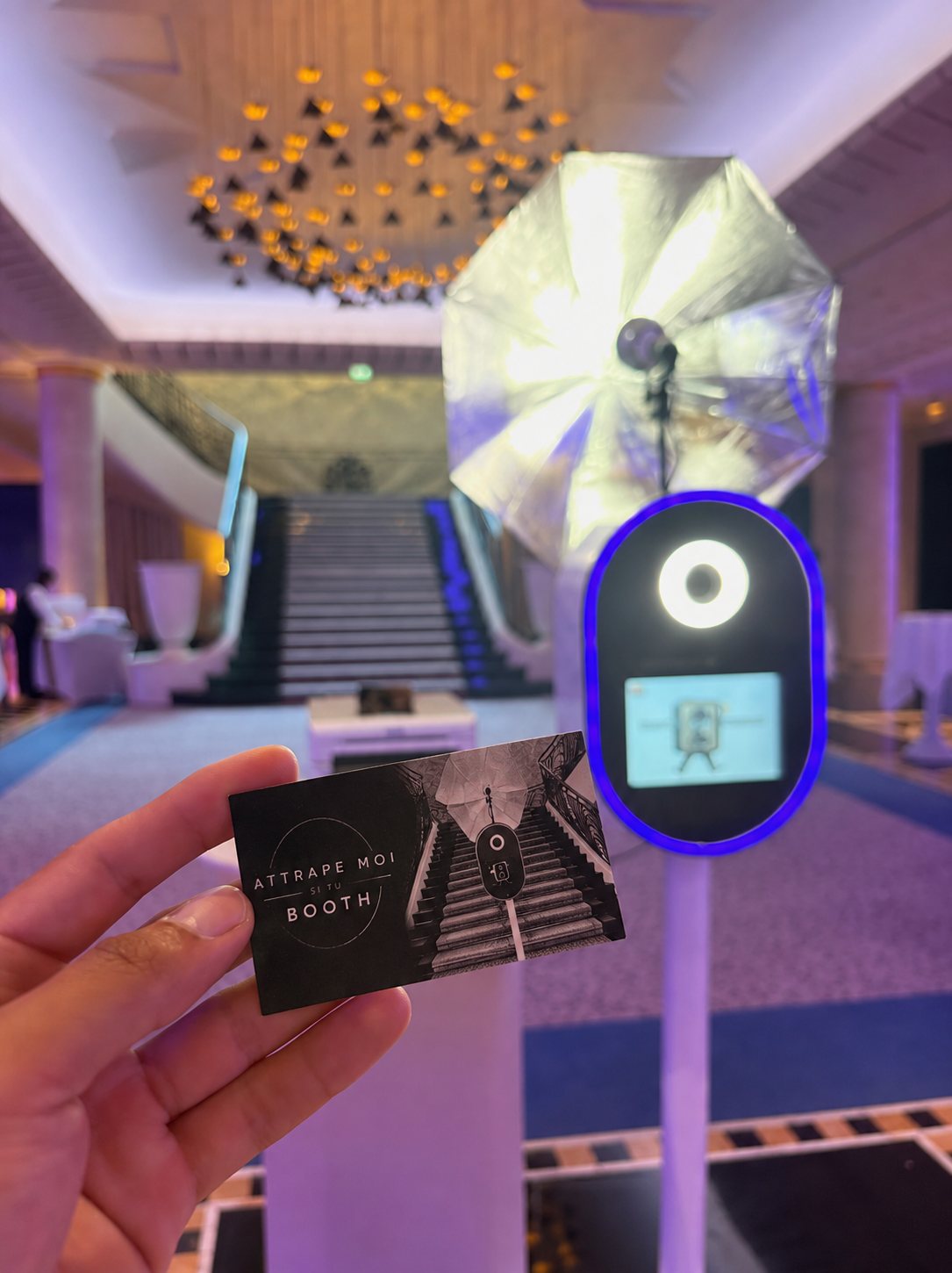 Photobooth premium installé dans le hall d'un hôtel de prestige